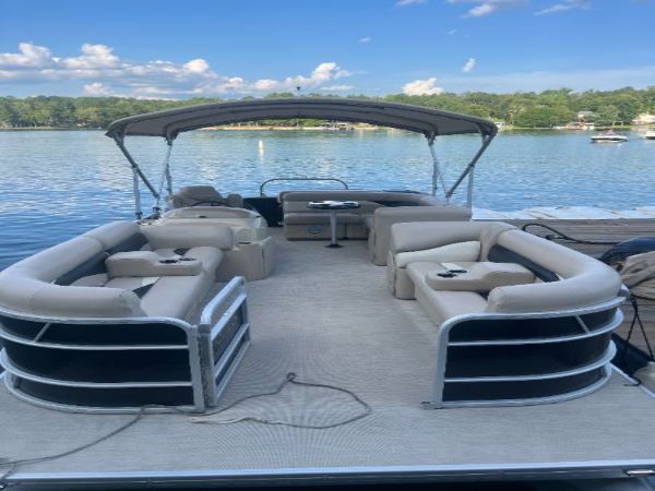 22 Ft DLX Pontoon